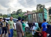 Truk Batu Bara Hantam Mobil Warga Rantau Puri