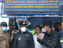 Bupati Bekasi dan Ketua DPRD Tinjau Tanah Longsor