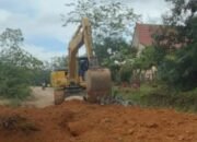 Jalan Kabupaten Rusak, Kades Ladang Peris Kerahkan Alat Berat