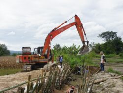 PT.TPL Kembali Bantu Masyarakat dan Pemerintah Toba Antisipasi banjir cuaca ekstrim dan Perbaikan Tanggul Aek Mandosi