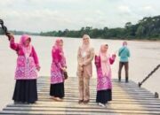 Menyeberang Sungai Batanghari, Zulva Fadhil Kunjungi Korban Kebakaran di Batu Sawar