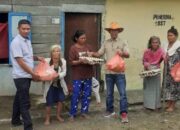 Bagi Sembako dari PIR ke masyarakat Korban Banjir Bandang di dua kecamatan
