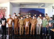 PT.TPL dan Bupati Toba memotivasi Petani supaya lebih bekerja keras dengan cara serahkan Bantuan Benih Padi.