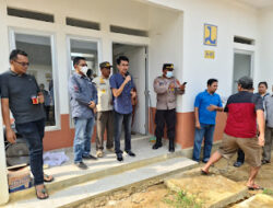 Wakili Bupati, Shomad Serahkan 30 Unit Rumah Relokasi