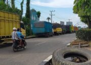 Parah pedagang pasar Keramat Tinggi Muarabulian mengeluhkan dgn adanya mobil BB yang parkir tidak pakai aturan”