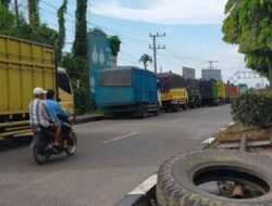 Parah pedagang pasar Keramat Tinggi Muarabulian mengeluhkan dgn adanya mobil BB yang parkir tidak pakai aturan”