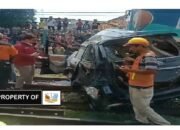 Mobil Avanza Tertabrak Kereta Api Akibat Terobos Rel Kereta Api. 