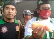 Ansor dan Banser Ranting Sindang Raja bagi takjil gratis