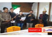 Kadis Dukcapil Serahkan Akta Kematian Saat Acara Adat di Lintongnihuta