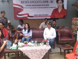 Dalam rangka reses anggota DPR RI Rieke Dyah Pitaloka kunjungi warga yang terkena banjir di taman ria persada desa Tridaya sakti tambun Selatan Bekasi.