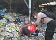 Bantu Warga Terdampak Covid-19, Polsek Cikarang Pusat Bagikan Sembako