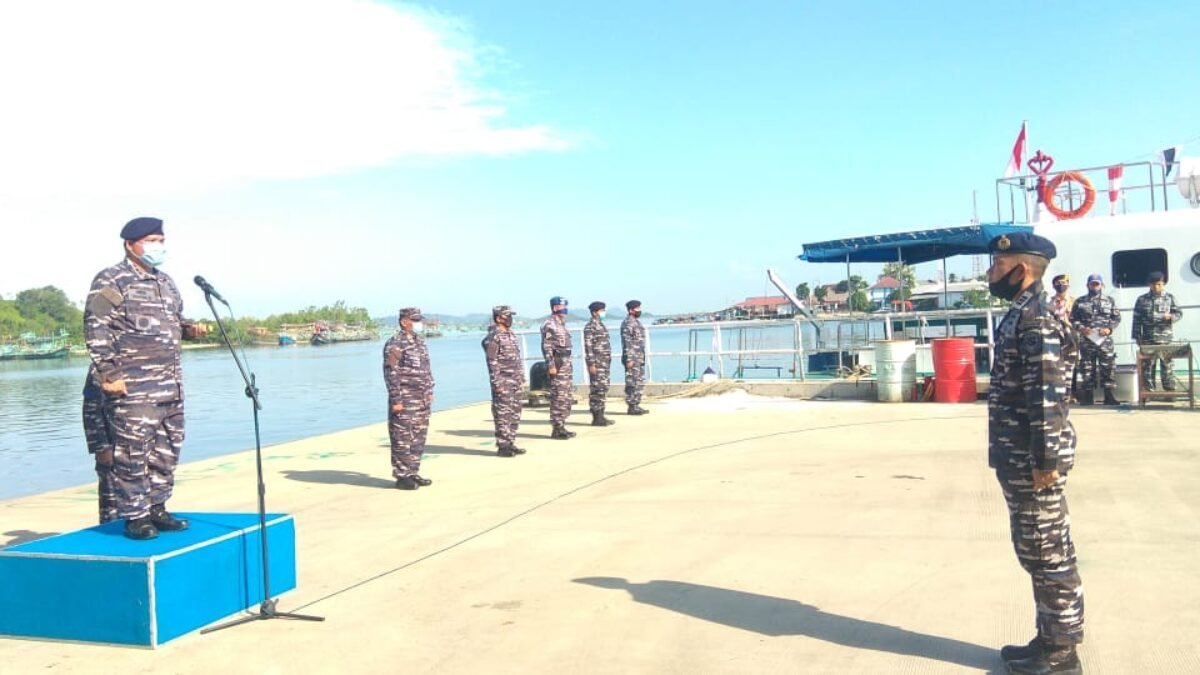 Danlanal Sibolga Irup Upacara Pengibaran Bendera di Dasar Laut