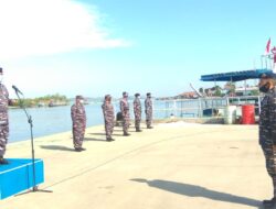 Danlanal Sibolga Irup Upacara Pengibaran Bendera di Dasar Laut