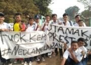 Kepala Sekolah SMPN 2 Lemah Abang Di Tuntut Mundur Oleh Puluhan Siswanya Karena Di Nilai Memeras Orang Tua Siswa