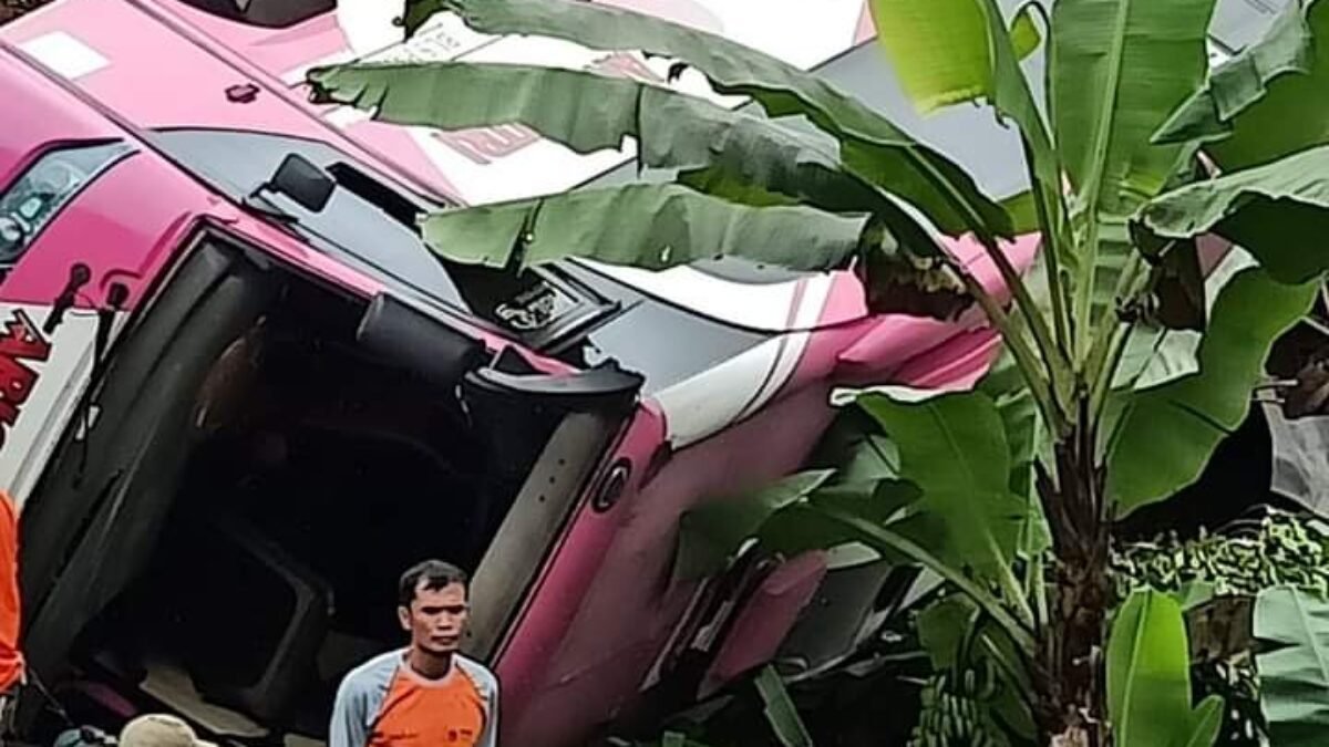 Na’as Bus Peziarah Terperosok ke Jurang