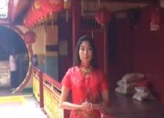 Buku jgn dilihat sampulnya. Lihatlah isi nya. Bgitu jg manusia, lihatlah isi hati nya..