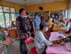 Ratusan Warga Peninjauan Antusias Untuk Mendapatkan Vaksinasi Covid-19