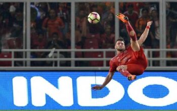 Pemain persija jakarta marko simic saat tendangan salto