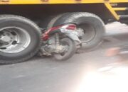 Wow.. MOTOR TERJEPIT BAN TRUK, PELAJAR INI LOLOS DARI MAUT